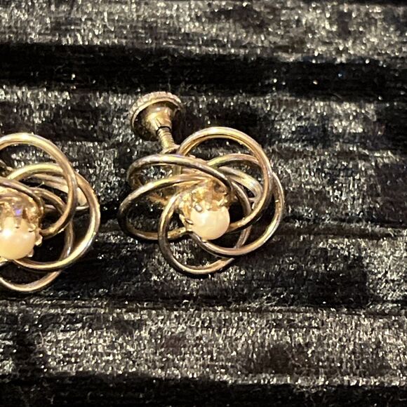 Vintage Goldtone Genuine Pearl Love Knot Flower Screw Back Earrings - Picture 3 of 5